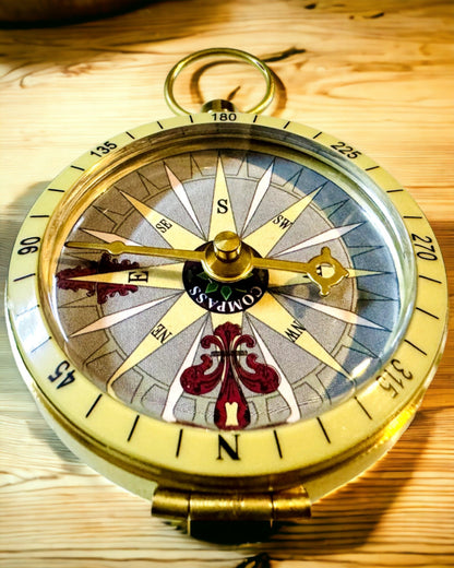 Retro Stijl Navigatiekompas – Draagbaar en Precies Instrument voor Richtingsbepaling voor Reizigers en Ontdekkingsreizigers. Gravure, personalisatie.