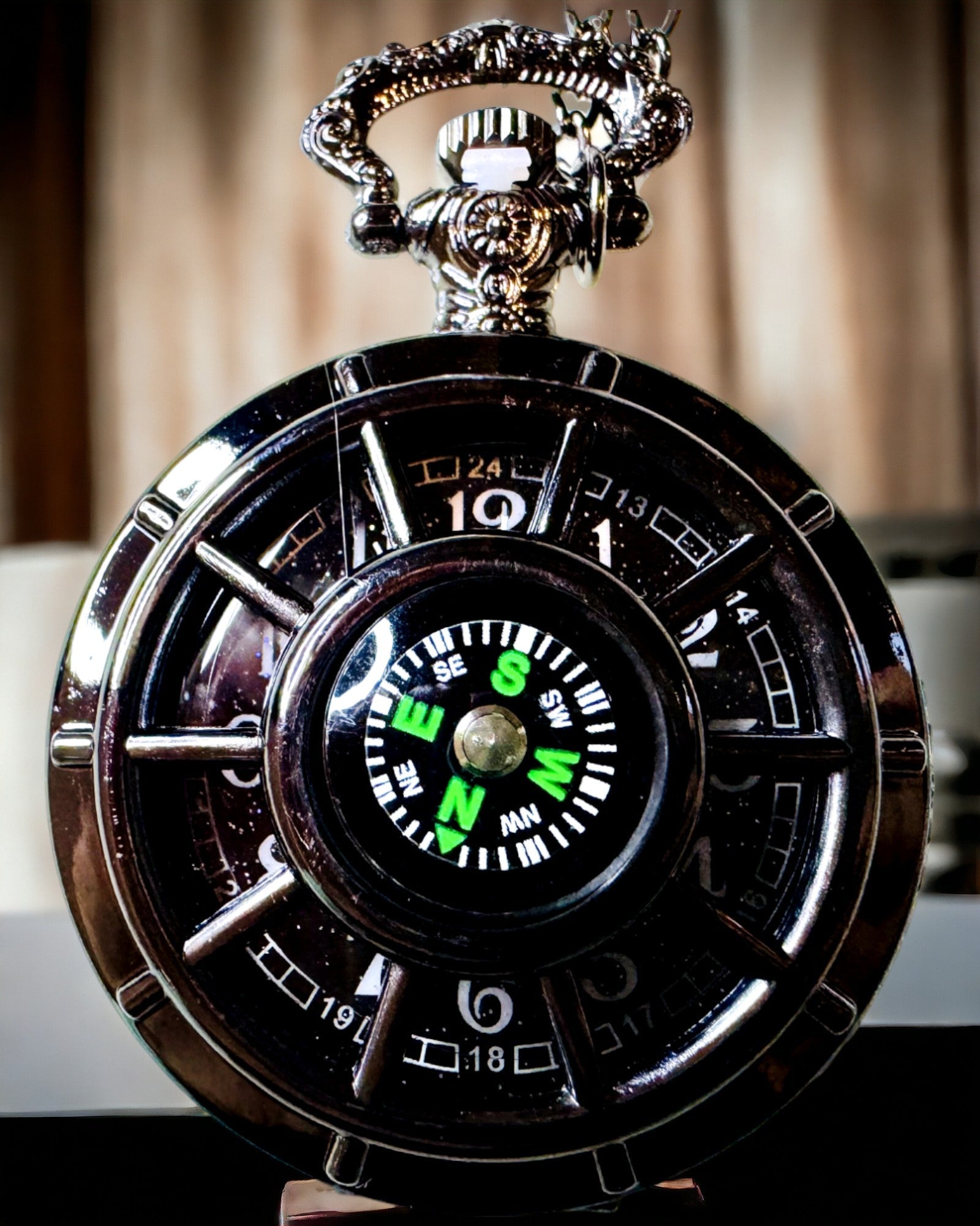Zakhorloge met Kompas – Elegante Vintage Hanger met Opengewerkt Skelet en Zwarte Wijzerplaat, personalisatie met gravure