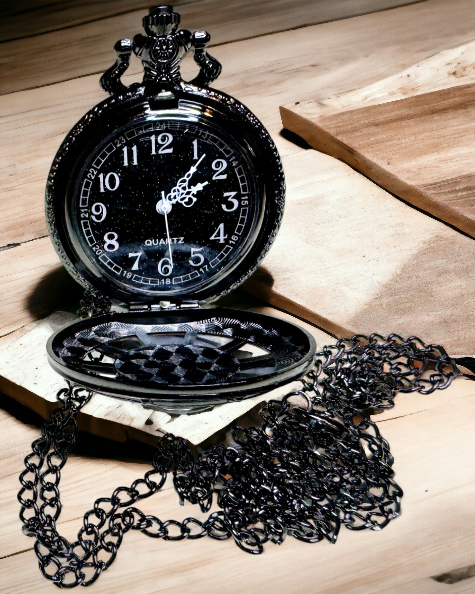 Zakhorloge met Kompas – Elegante Vintage Hanger met Opengewerkt Skelet en Zwarte Wijzerplaat, personalisatie met gravure