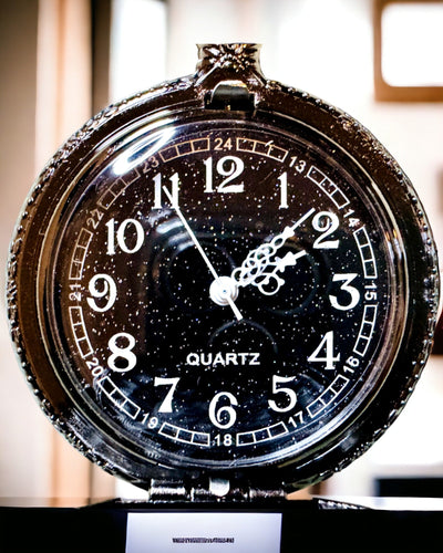 Zakhorloge met Kompas – Elegante Vintage Hanger met Opengewerkt Skelet en Zwarte Wijzerplaat, personalisatie met gravure