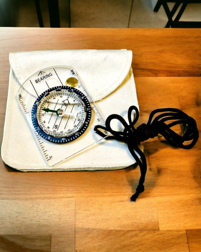 Kompas voor toeristen "Przewodnik Awanturnika" - Transparant, Mini Acryl met Hangkoord en Kaartschaal, met gravure