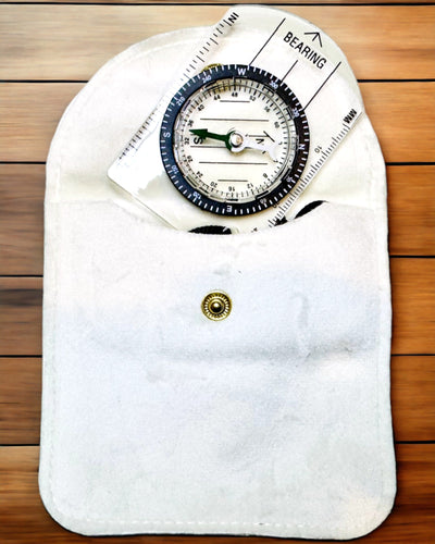 Kompas voor toeristen "Przewodnik Awanturnika" - Transparant, Mini Acryl met Hangkoord en Kaartschaal, met gravure