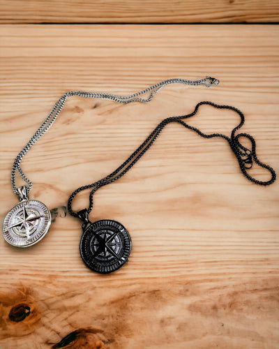 Kompas Ketting – Gesmede Sieraden van Roestvrij Staal voor Mannen en Vrouwen in Twee Kleuren, met Gravure