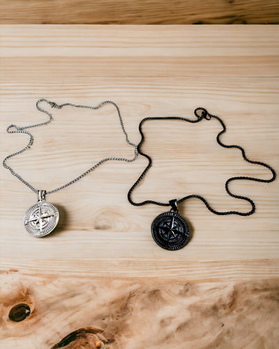 Kompas Ketting – Gesmede Sieraden van Roestvrij Staal voor Mannen en Vrouwen in Twee Kleuren, met Gravure