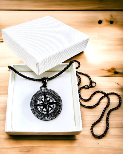 Kompas Ketting – Gesmede Sieraden van Roestvrij Staal voor Mannen en Vrouwen in Twee Kleuren, met Gravure