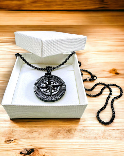Kompas Ketting – Gesmede Sieraden van Roestvrij Staal voor Mannen en Vrouwen in Twee Kleuren, met Gravure