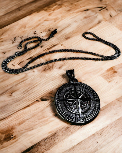 Kompas Ketting – Gesmede Sieraden van Roestvrij Staal voor Mannen en Vrouwen in Twee Kleuren, met Gravure