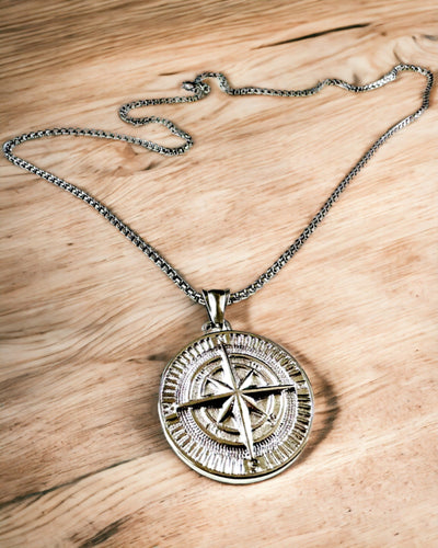 Kompas Ketting – Gesmede Sieraden van Roestvrij Staal voor Mannen en Vrouwen in Twee Kleuren, met Gravure