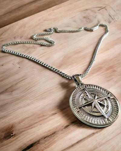 Kompas Ketting – Gesmede Sieraden van Roestvrij Staal voor Mannen en Vrouwen in Twee Kleuren, met Gravure