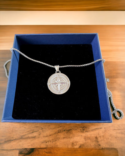 Kompas Ketting – Gesmede Sieraden van Roestvrij Staal voor Mannen en Vrouwen in Twee Kleuren, met Gravure