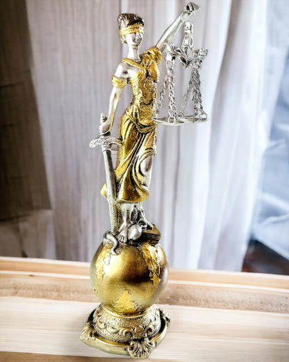 Beeldje van de Godin van de Gerechtigheid – Artistieke Decoratie voor op de Plank, Harsambacht, personalisatie met gravure