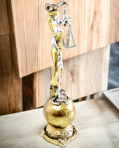 Beeldje van de Godin van de Gerechtigheid – Artistieke Decoratie voor op de Plank, Harsambacht, personalisatie met gravure