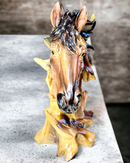 Abstracte Paardensculptuur van Hars