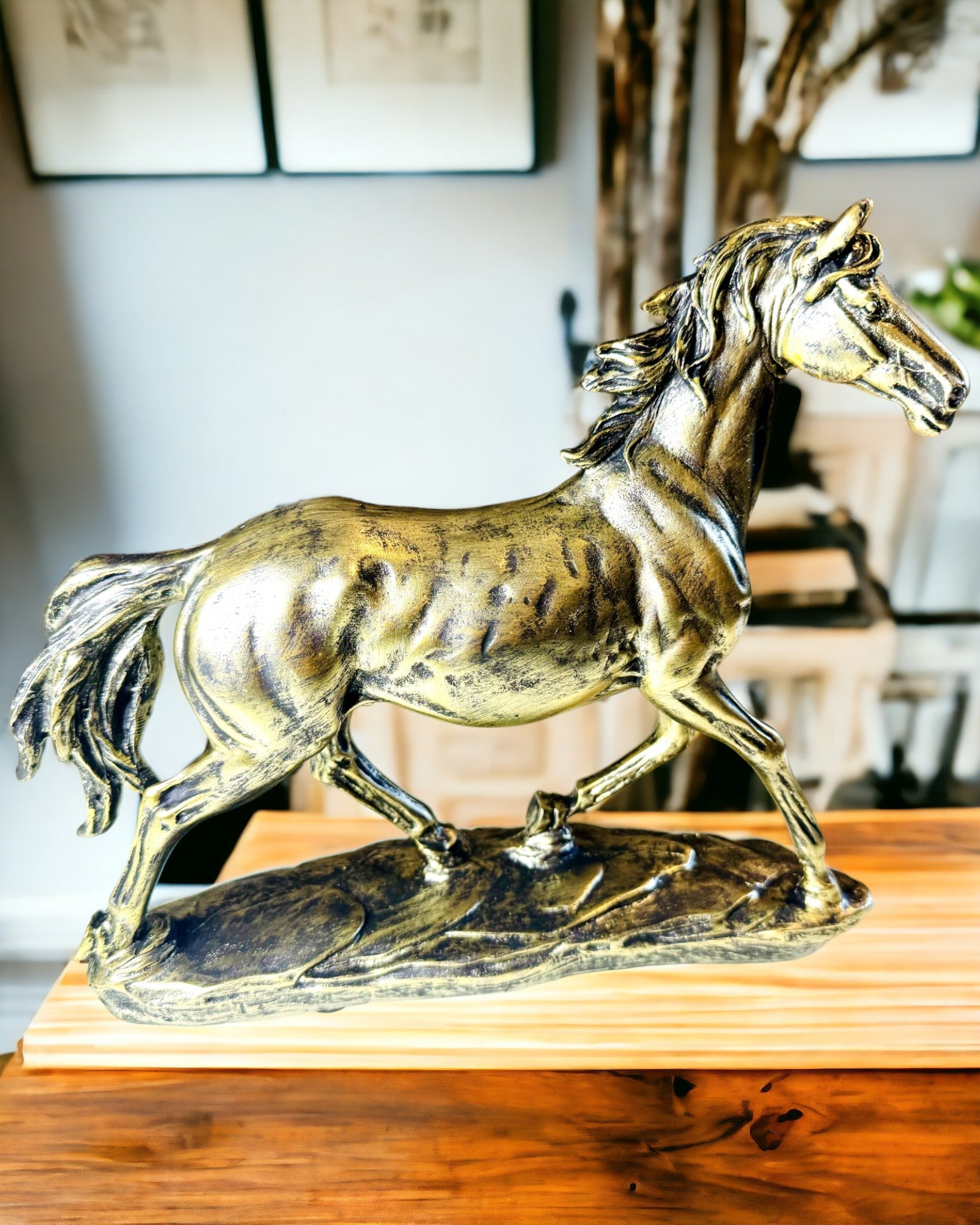 Beeldje van een Galopperend Paard van Hars met Graveeroptie