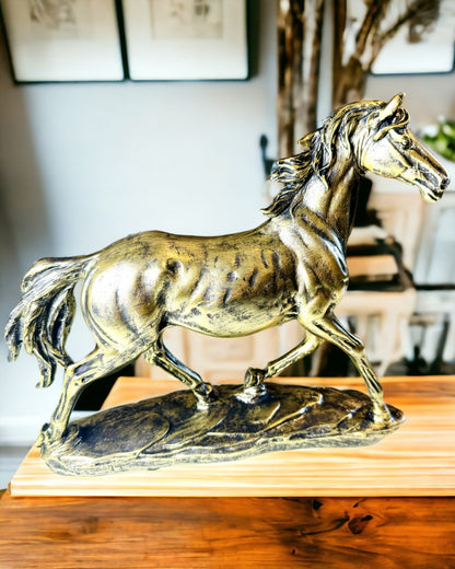 Beeldje van een Galopperend Paard van Hars met Graveeroptie