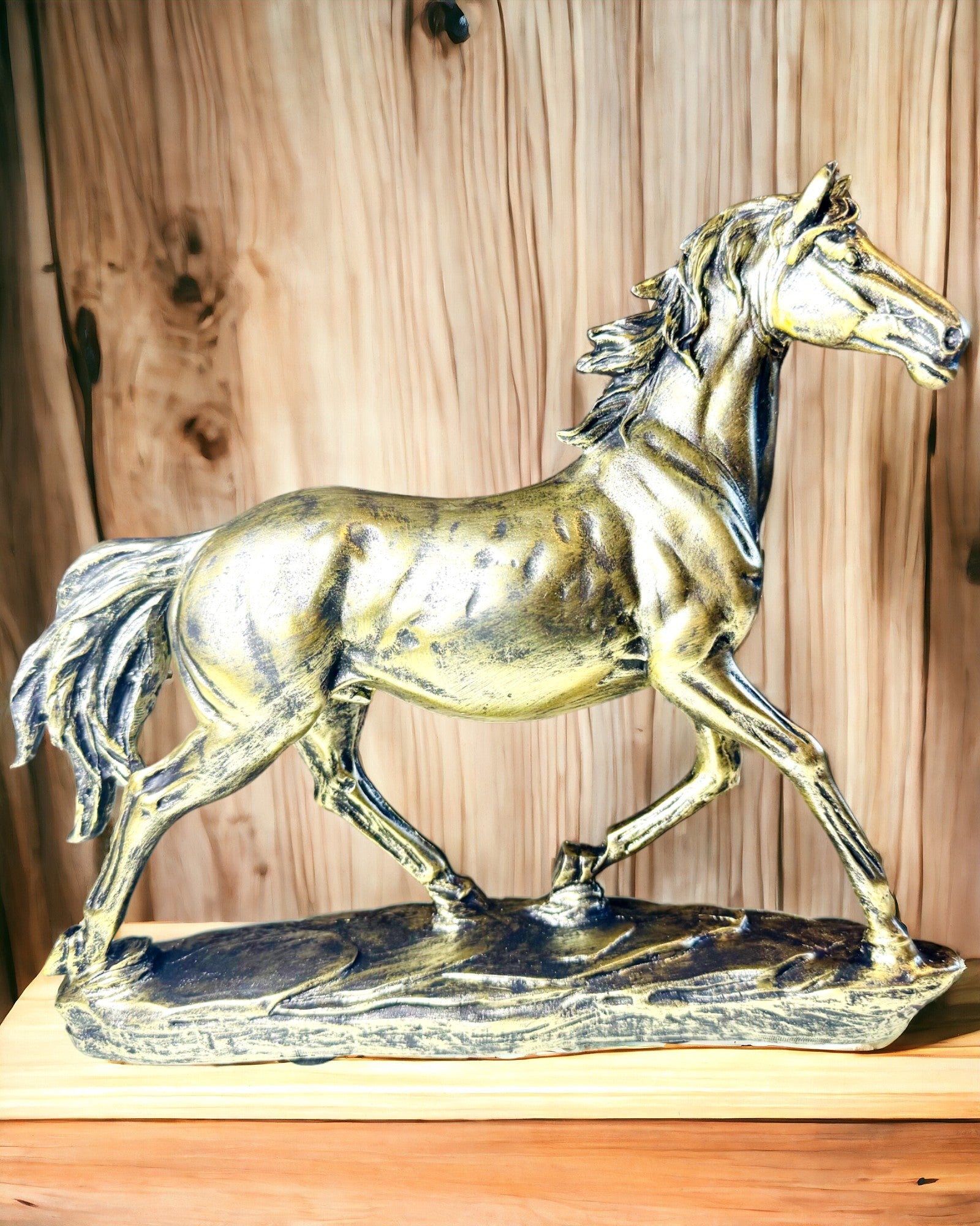 Beeldje van een Galopperend Paard van Hars met Graveeroptie