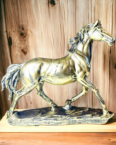 Beeldje van een Galopperend Paard van Hars met Graveeroptie