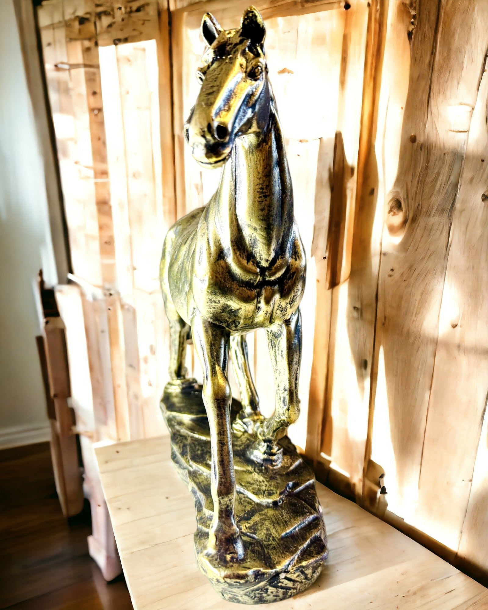 Beeldje van een Galopperend Paard van Hars met Graveeroptie