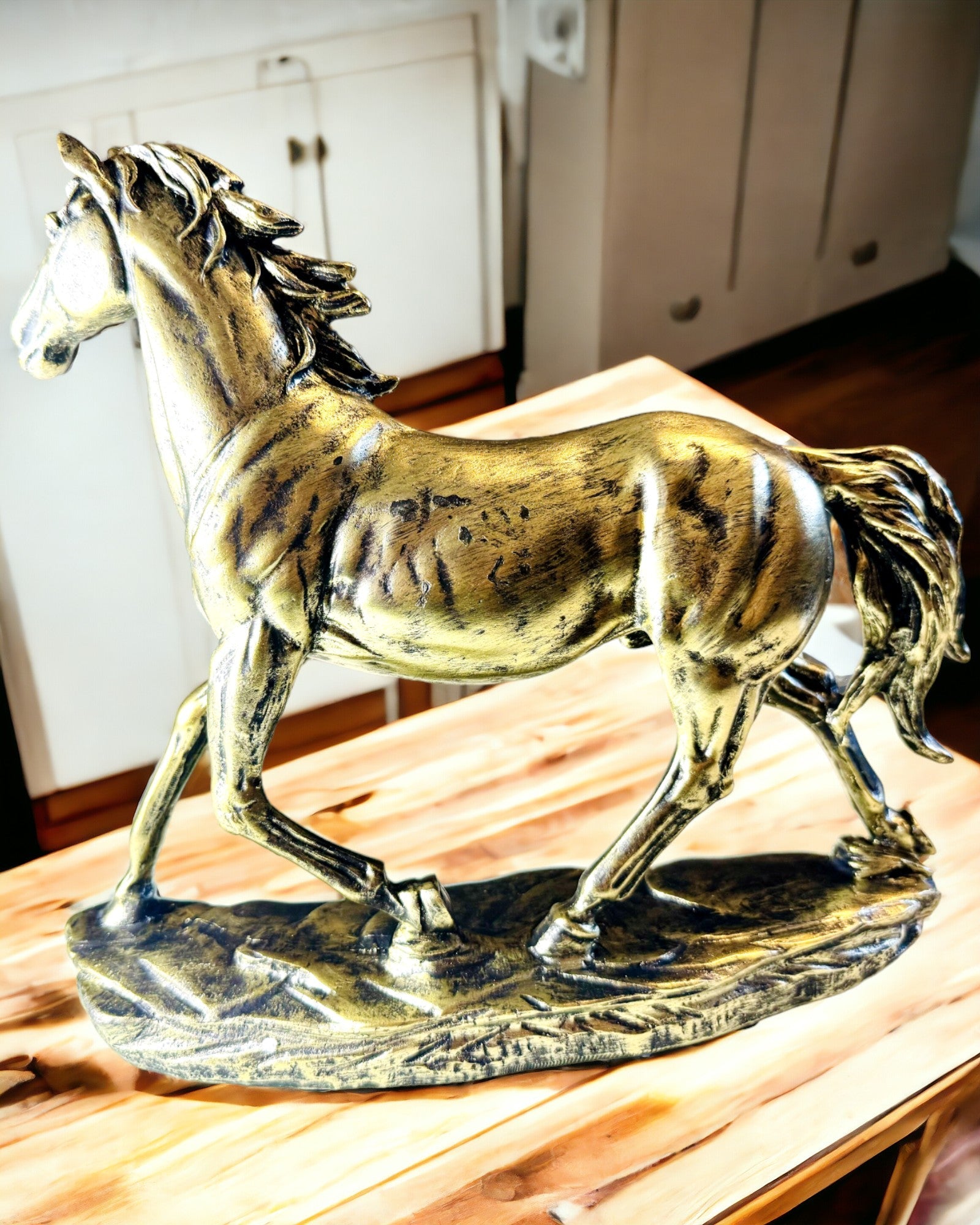 Beeldje van een Galopperend Paard van Hars met Graveeroptie