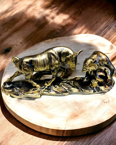 Beeldhouwwerk "Twee Rivalen" - Stier en Beer - Symboliek van de Financiële Markt, Mogelijkheid tot Graveren - Kleur Koper