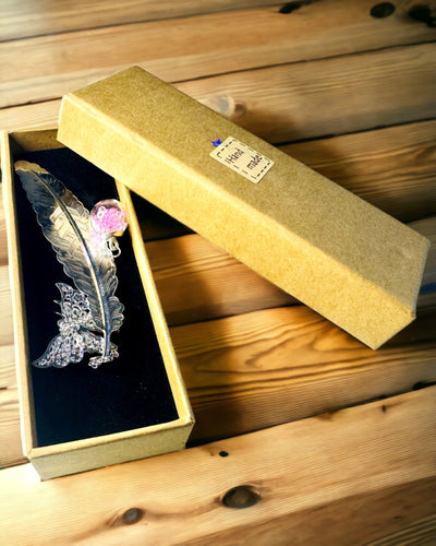 Creatieve Retro Stijl Boekenlegger met Veer- en Vlindermotief – Elegant Cadeau voor Moeder, Leraar, Promotioneel, Kleur Zilver/roze