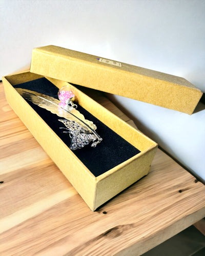 Creatieve Retro Stijl Boekenlegger met Veer- en Vlindermotief – Elegant Cadeau voor Moeder, Leraar, Promotioneel, Kleur Zilver/roze