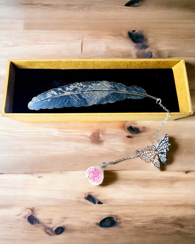 Creatieve Retro Stijl Boekenlegger met Veer- en Vlindermotief – Elegant Cadeau voor Moeder, Leraar, Promotioneel, Kleur Zilver/roze