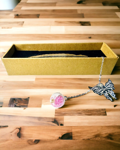 Creatieve Retro Stijl Boekenlegger met Veer- en Vlindermotief – Elegant Cadeau voor Moeder, Leraar, Promotioneel, Kleur Zilver/roze