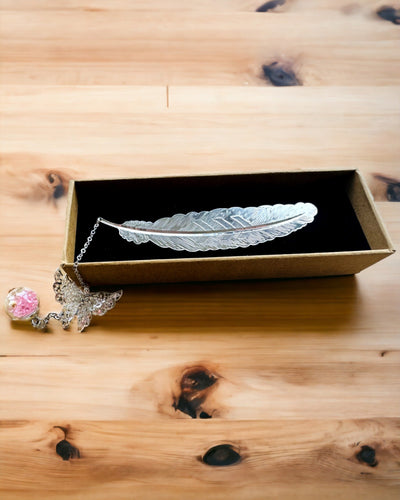 Creatieve Retro Stijl Boekenlegger met Veer- en Vlindermotief – Elegant Cadeau voor Moeder, Leraar, Promotioneel, Kleur Zilver/roze