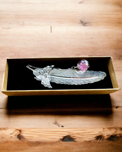 Creatieve Retro Stijl Boekenlegger met Veer- en Vlindermotief – Elegant Cadeau voor Moeder, Leraar, Promotioneel, Kleur Zilver/roze