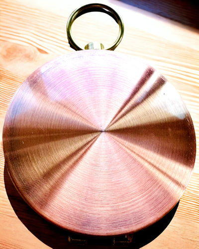 Kompas roségoud - navigatie in retrostijl – draagbaar en nauwkeurig instrument voor het bepalen van de richting voor reizigers en ontdekkingsreizigers. Gravure, personalisatie.