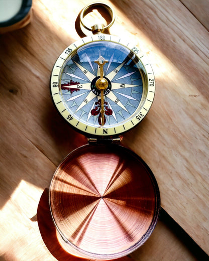 Kompas roségoud - navigatie in retrostijl – draagbaar en nauwkeurig instrument voor het bepalen van de richting voor reizigers en ontdekkingsreizigers. Gravure, personalisatie.