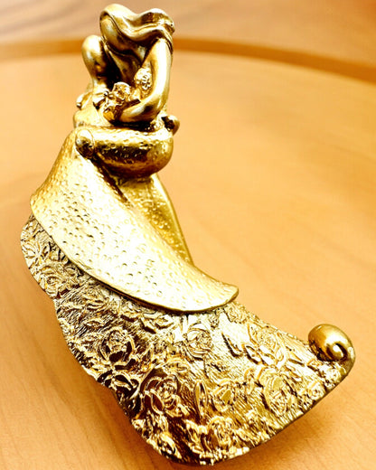 Beeldje "Eeuwige Liefde" kleur goud - 11 cm, Klein Decoratief Beeldje met Gravure Optie