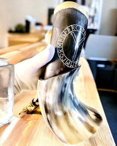 Hoornbeker "Viking Valor" - Handgegraveerd, Premium Kwaliteit - 4 varianten beschikbaar