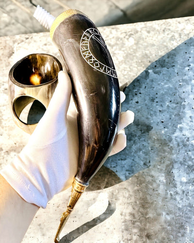 Hoornbeker "Viking Valor" - Handgegraveerd, Premium Kwaliteit - 4 varianten beschikbaar