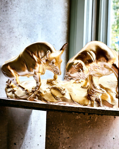 Duel van de Sterken - Decoratief Beeld Stier en Beer - mogelijkheid tot personalisatie met gravure - gouden kleur