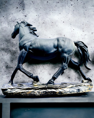 "Czarny Galop" - Elegante Paardenfiguur met Gravureoptie