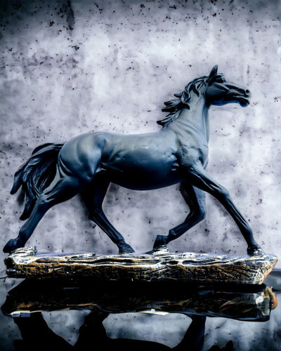 "Czarny Galop" - Elegante Paardenfiguur met Gravureoptie
