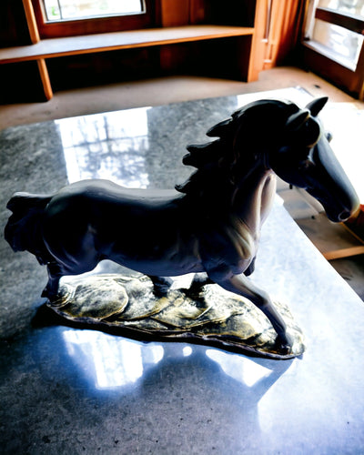 "Czarny Galop" - Elegante Paardenfiguur met Gravureoptie