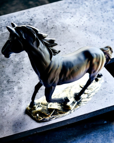 "Czarny Galop" - Elegante Paardenfiguur met Gravureoptie