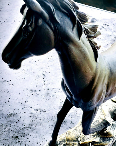 "Czarny Galop" - Elegante Paardenfiguur met Gravureoptie
