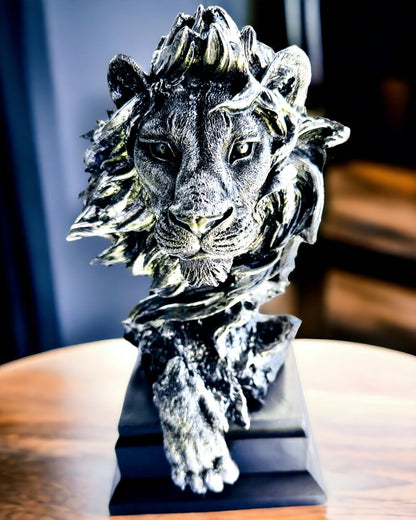 Koning van de Jungle Leeuw - Majestueus Leeuwenbeeldje - zilverkleurig, mogelijkheid tot personalisatie als cadeau