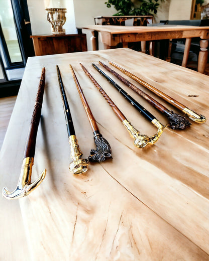 Handgesneden Wandelstok, voor wandelen "Koninklijke Wandelaar" in bruine kleur met gouden versieringen