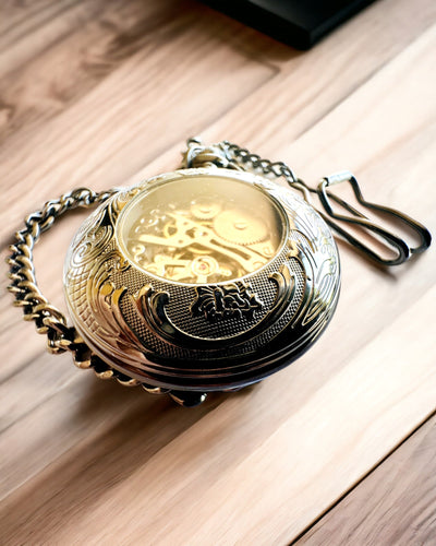 Zakhorloge "Equus Tempus" - Zwart met Paardenmotief, mogelijkheid tot personalisatie met gravure - witte wijzerplaat