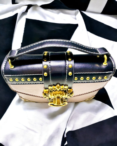 Vierkante Lichtpaarse Schoudertas met Leeuwenmotief – Elegante Handtas van Getextureerd PU-leer. Personalisatie met gravure