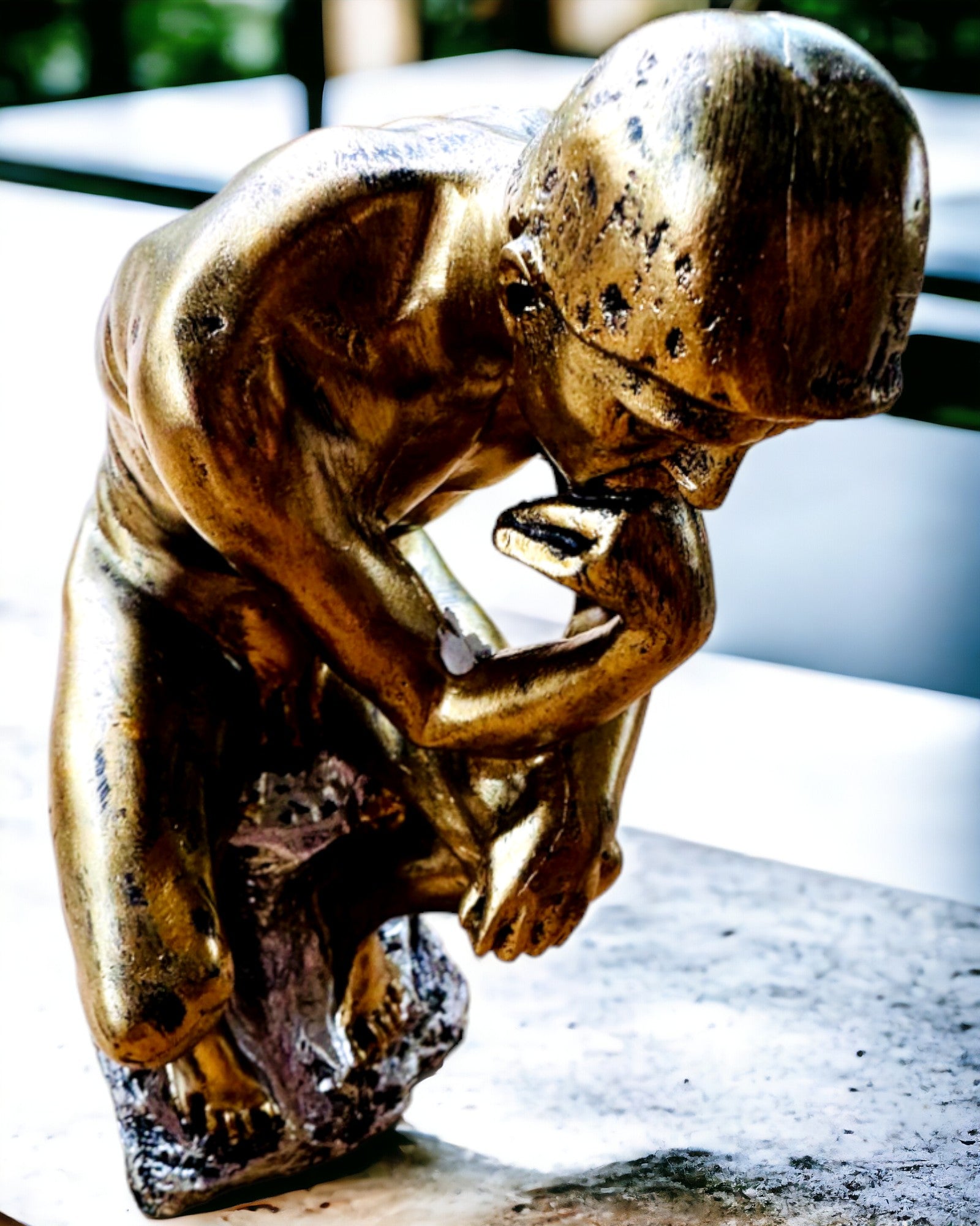 Gouden Denker - Beeldje van hars, personalisatie met gravure