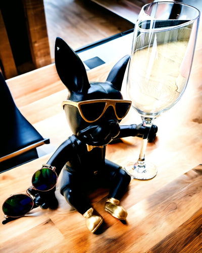 Exclusief Beeldje "Stijlvolle Bulldog", kleur zwart, houder voor wijnglas of champagneglas, personalisatie met gravure