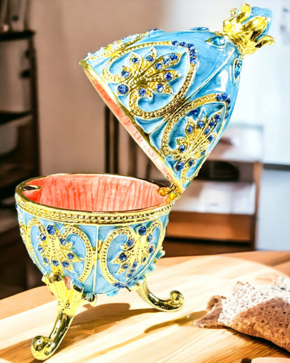 Niebiańskie Jajko Faberge – Geëmailleerde Sieradenorganizer - kleur hemelsblauw. Personalisatie met gravure
