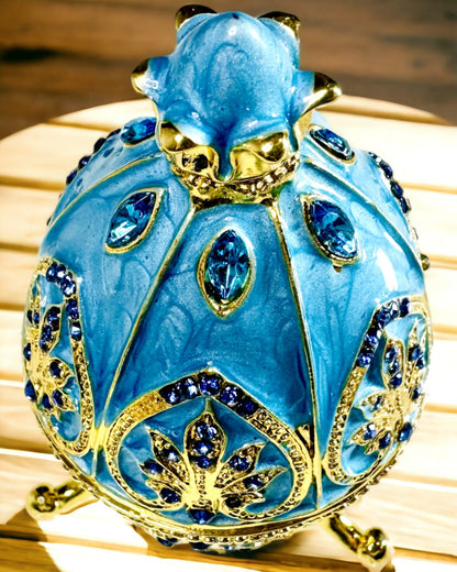 Niebiańskie Jajko Faberge – Geëmailleerde Sieradenorganizer - kleur hemelsblauw. Personalisatie met gravure