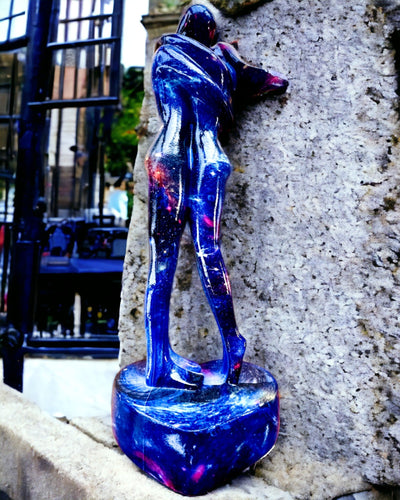 Kosmiczny Uścisk - Harsfiguur met Graveeroptie